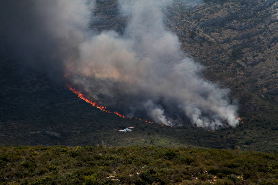 Fotos: Arde el parque natural del Montgó