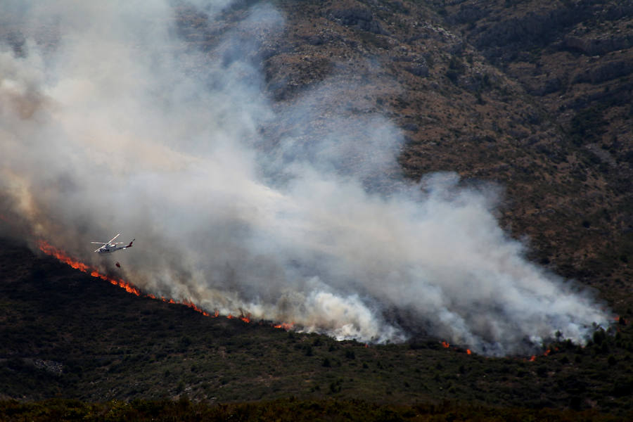 Fotos: Arde el parque natural del Montgó