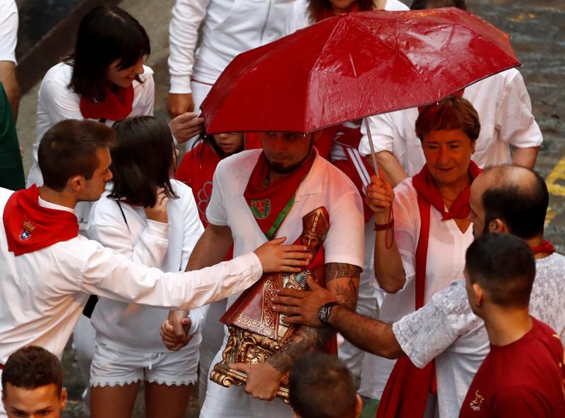 El encierro ha sido bastante limpio con algunos heridos por contusiones y los astados casi no se han resbalado pese a la lluvia intensa en las calles de Pamplona