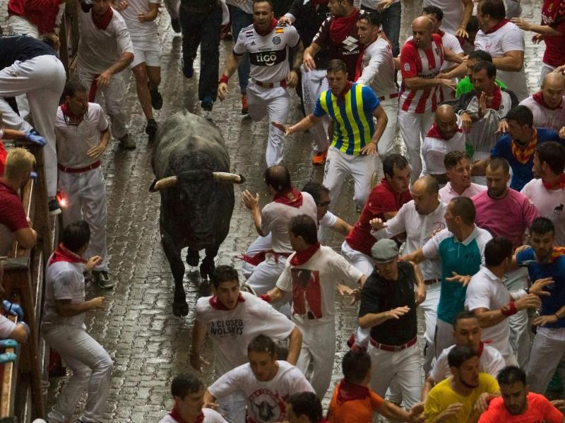 El encierro ha sido bastante limpio con algunos heridos por contusiones y los astados casi no se han resbalado pese a la lluvia intensa en las calles de Pamplona