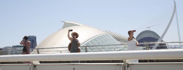 Turistas se fotografían en la Ciudad de las Artes y las Ciencias. 