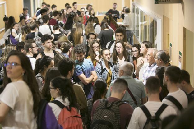 Alumnos participantes en la convocatoria de junio, antes de acceder a las aulas. 