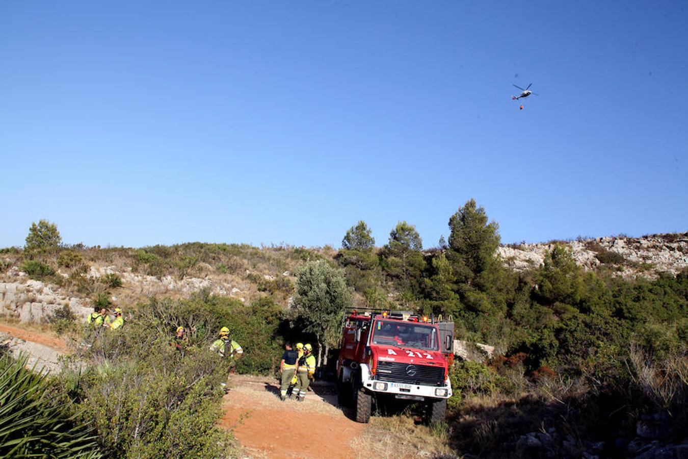 El incendio decretado el domingo en el paraje protegido del Montgó, entre los límites de Dénia y Xàbia, ha arrasado seis hectáreas. Un helicoptero y varias dotaciones de bomberos siguen refrescando la zona. 