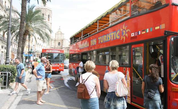 Ataque grupo radical independentista | El grupo radical independentista Arran irrumpe en un bus turístico de Valencia