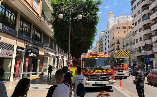 Varias dotaciones de bomberos han acudido a la calle Colón para sofocar el incendio. 