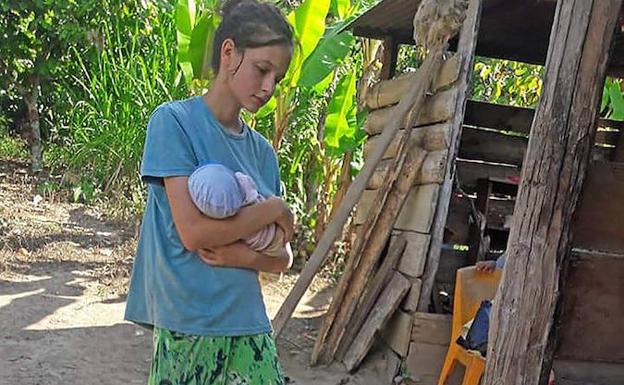 Patricia Aguilar con su bebé en brazos, en Perú.