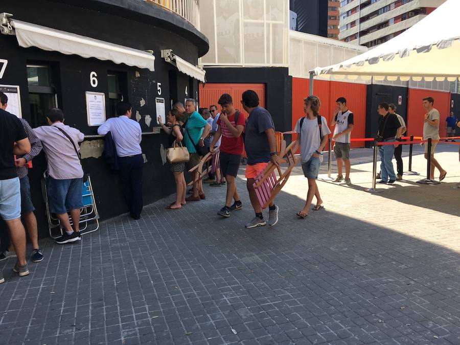 Fotos: Fotos de las colas en Mestalla para cambiar de ubicación los abonos