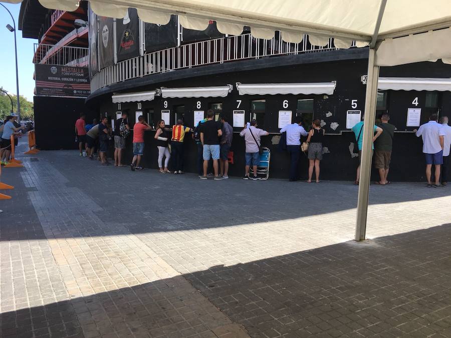 Fotos: Fotos de las colas en Mestalla para cambiar de ubicación los abonos