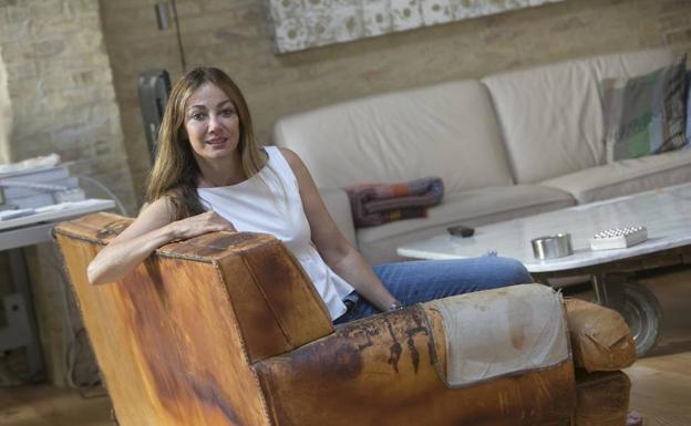 Nanda adora la belleza y con la edad ha aprendido a encontrarla en muchos sitios. Como su estudio lleno de encanto.