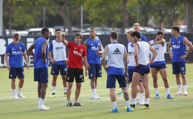 Marcelino dio las primeras instrucciones a sus jugadores a la hora de montar un gran rondo. 