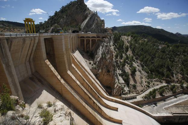 Vista del embalse de Contreras. 