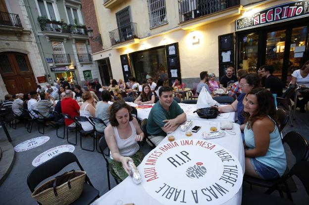 Reunión de apoyo a las terrazas de hosteleros y algunos vecinos en la plaza del Negrito. 