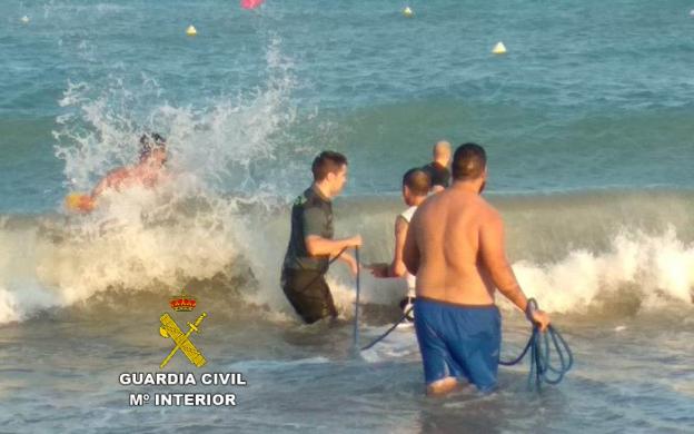 La Guardia Civil rescata a dos bañistas en Chilches. 