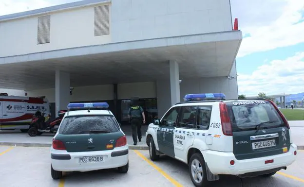 Dos vehículos de la Guardia Civil en la puerta del Hospital de Llíria. 