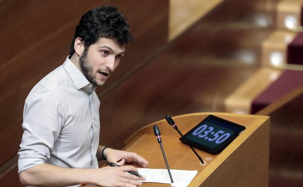 El portavoz de Podemos, Antonio Estañ, durante sesión de control al Gobierno valenciano.