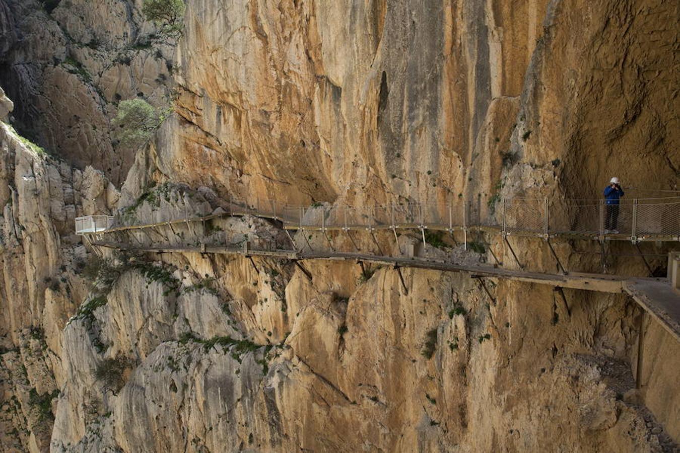 El Caminito del Rey deja de ser el sendero más peligroso del mundo para convertirse en el más emocionante. «Quien busque un pico de adrenalina, lo va a tener sin poner en riesgo su vida». Recorrer durante tres kilómetros una pasarela de apenas un metro de ancho, suspendida sobre las verticales paredes del Desfiladero de los Gaitanes (entre los términos municipales de Ardales, Álora y Antequera, en la provincia de Málaga), ya no implica un riesgo.