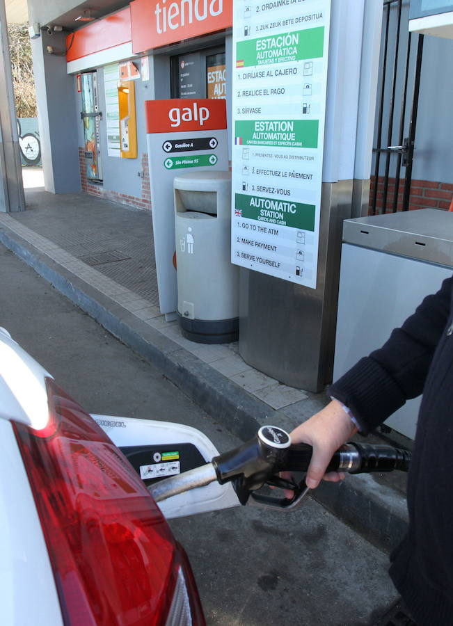 Un conductor reposta diésel en una gasolinera. 