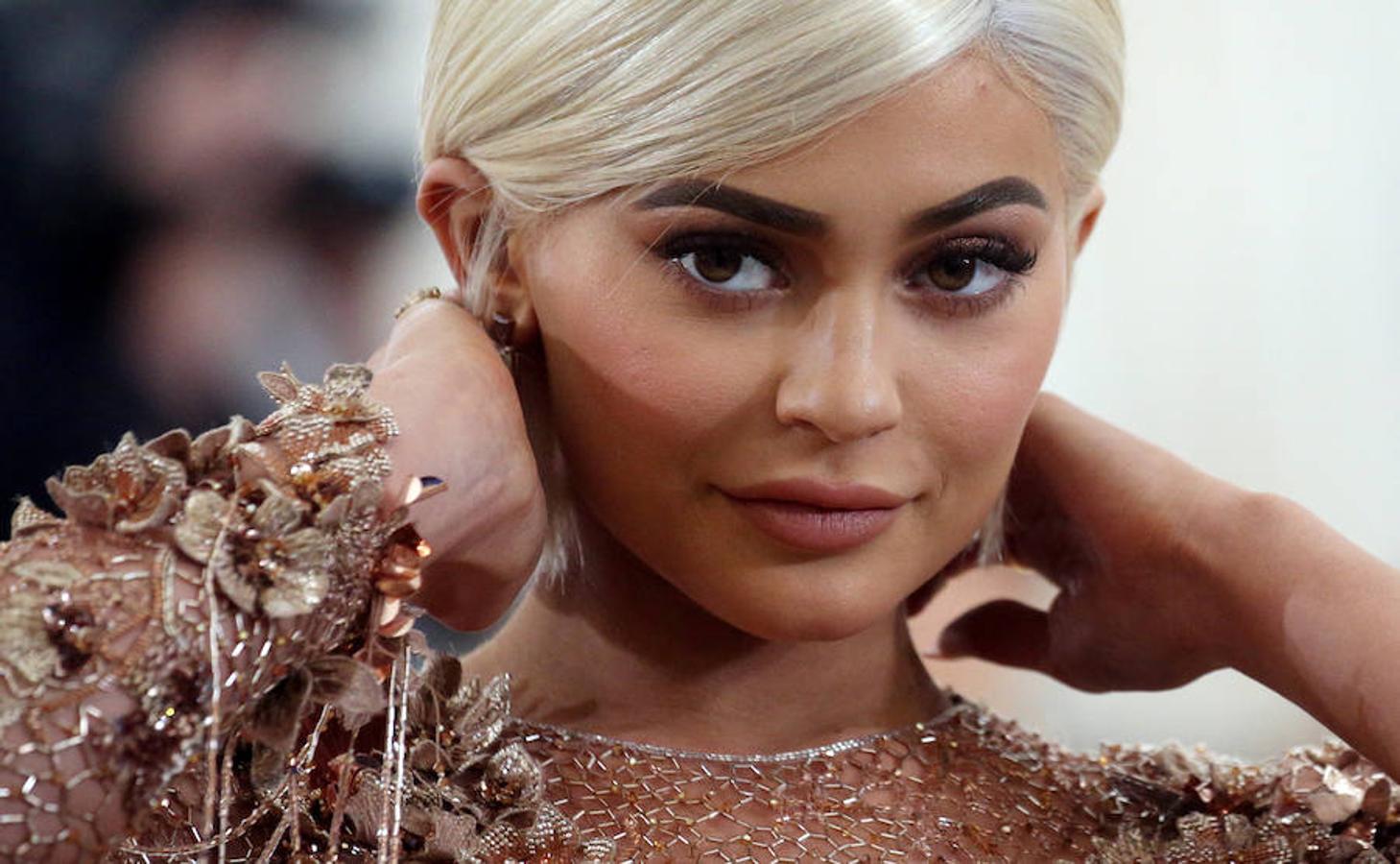 La estrella de televisión Kylie Jenner se ha convertido en la multimillonaria más joven de la historia gracias a la floreciente compañía de cosméticos que lanzó hace dos años, según ha publicado la revista Forbes. Jenner, de 20 años, dispone ya de una fortuna de 900 millones de dólares. 