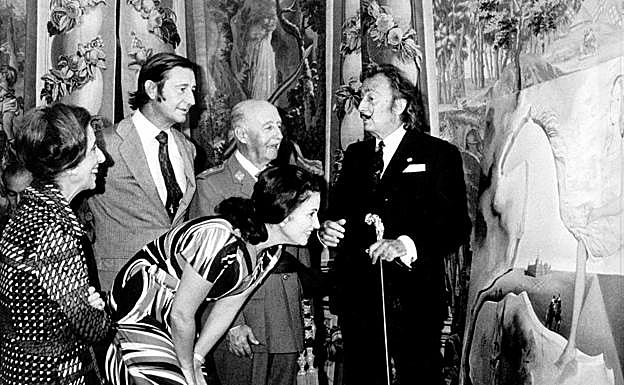 Entre las personalidades españolas que habían sido invitadas por Rainiero y Grace a una fiesta de gala en Mónaco se encontraba Salvador Dalí, además de banqueros y miembros de la familia Franco.