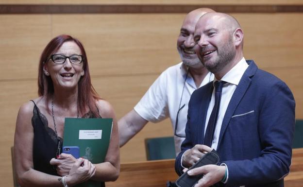 El candidato a presidir la Diputación Toni Gaspar bromea con la vicepresidenta Josep María Amigó. 