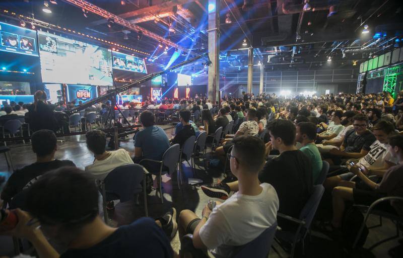 El noveno DreamHack Valencia arranca este jueves, 12 de julio, y espera concentrar durante cuatro jornadas a más de 40.000 amantes de los videojuegos y los deportes electrónicos, con multitudinarios torneos que llegarán en directo a 30 países, 250.000 euros en premios y la competición de Pokémon como principal novedad.