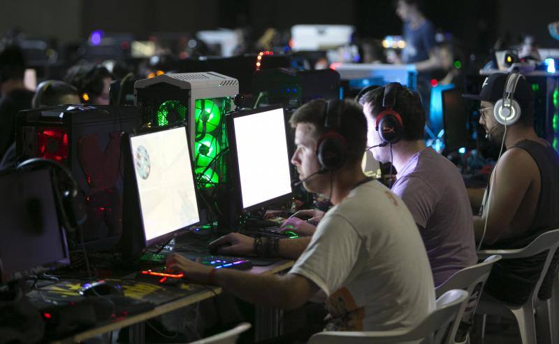 El DreamHack cuenta con tres zonas diferenciadas: la LAN, con cuatro días de actividades, competiciones y novedades; la 'e-sports' de torneos profesionales de videojuegos, entre ellos algunos de los más esperados del año en España, y la Expo, que aglutina a las principales empresas del sector de los videojuegos y la tecnología, con descuentos especiales y más concursos.