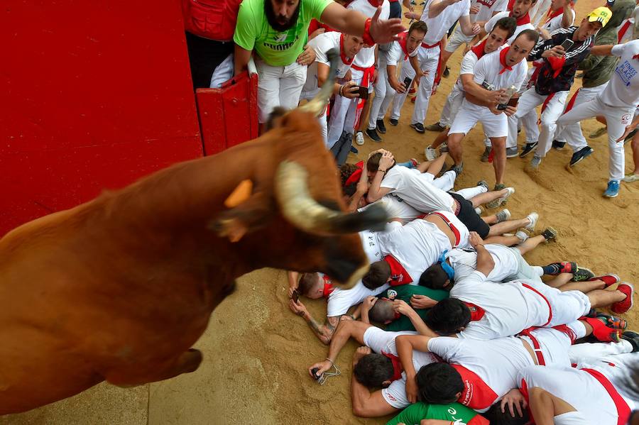 Se vivieron momentos de tensión en la curva de la Estafeta al quedar algún corredor atrapado entre la pared y los toros