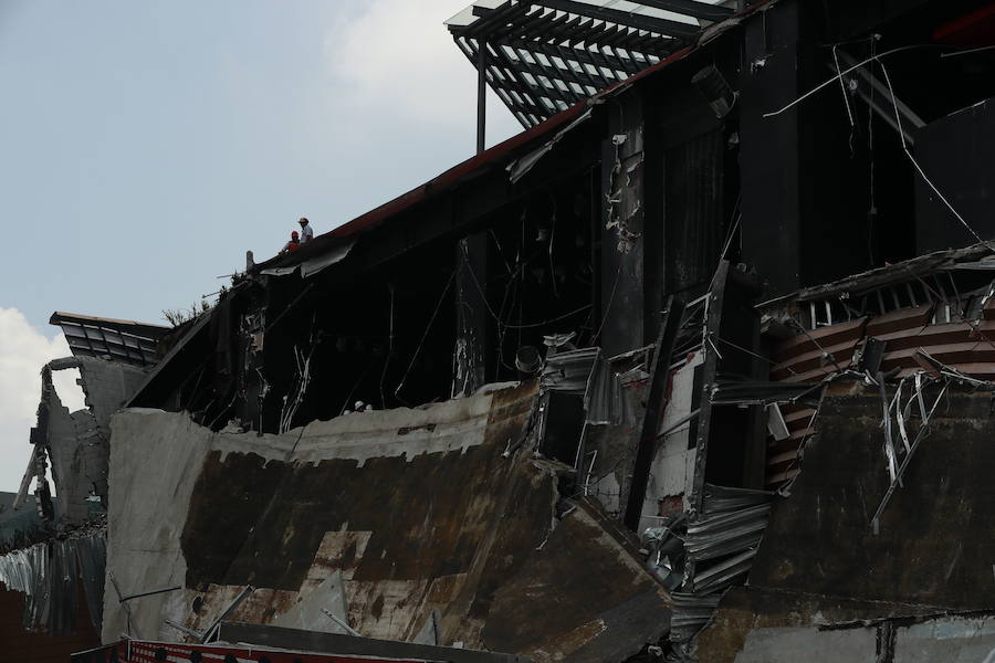 Un centro comercial recién inaugurado que se encuentra en el sur de Ciudad de México sufrió hoy un derrumbe parcial, sin que por el momento se haya informado de personas atrapadas o heridas. Decenas de usuarios de las redes sociales captaron las imágenes del derrumbe, en las que se ve cómo la fachada se desprende y los escombros caen en una zona previamente acordonada. El centro comercial, llamado Plaza Artz, se había inaugurado hace tres meses y se encuentra en el Pedregal, una acomodada zona de la ciudad. «Al momento no se reportan personas lesionadas o atrapadas en la Plaza Comercial del Pedregal por derrumbe», informó en su cuenta de Twitter el secretario de Protección Civil de la capital, Fausto Lugo. 