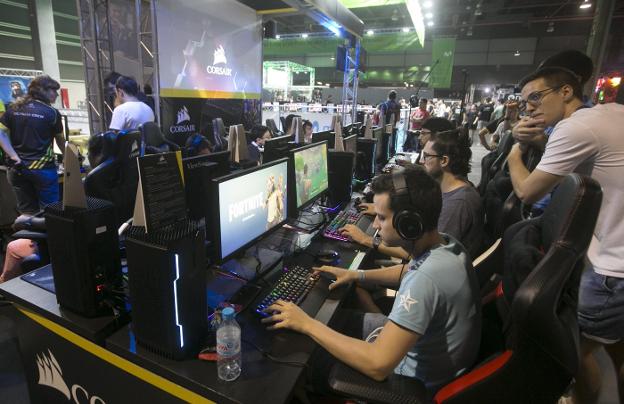 Numerosos jugadores, ayer, delante de sus computadoras en el DreamHack.