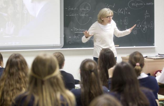 Una profesora se dirige a sus alumnas de Secundaria en un colegio valenciano. 