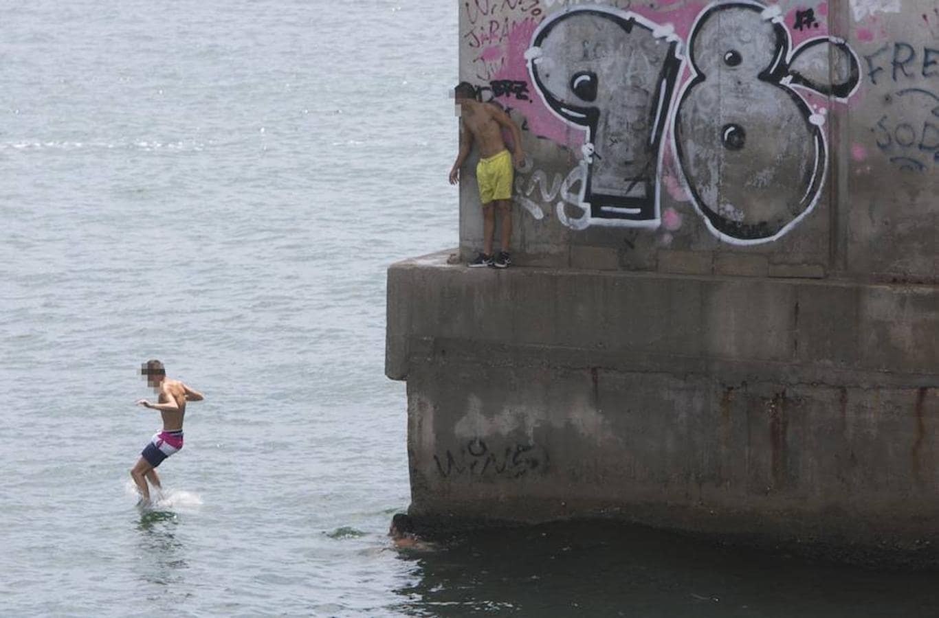 Grupos de adolescentes valencianos se juegan la vida lanzándose desde el espigón de la Marina. Los jóvenes acceden hasta la zona prohibida para el baño y realizan desde allí peligrosas zambullidas en el mar