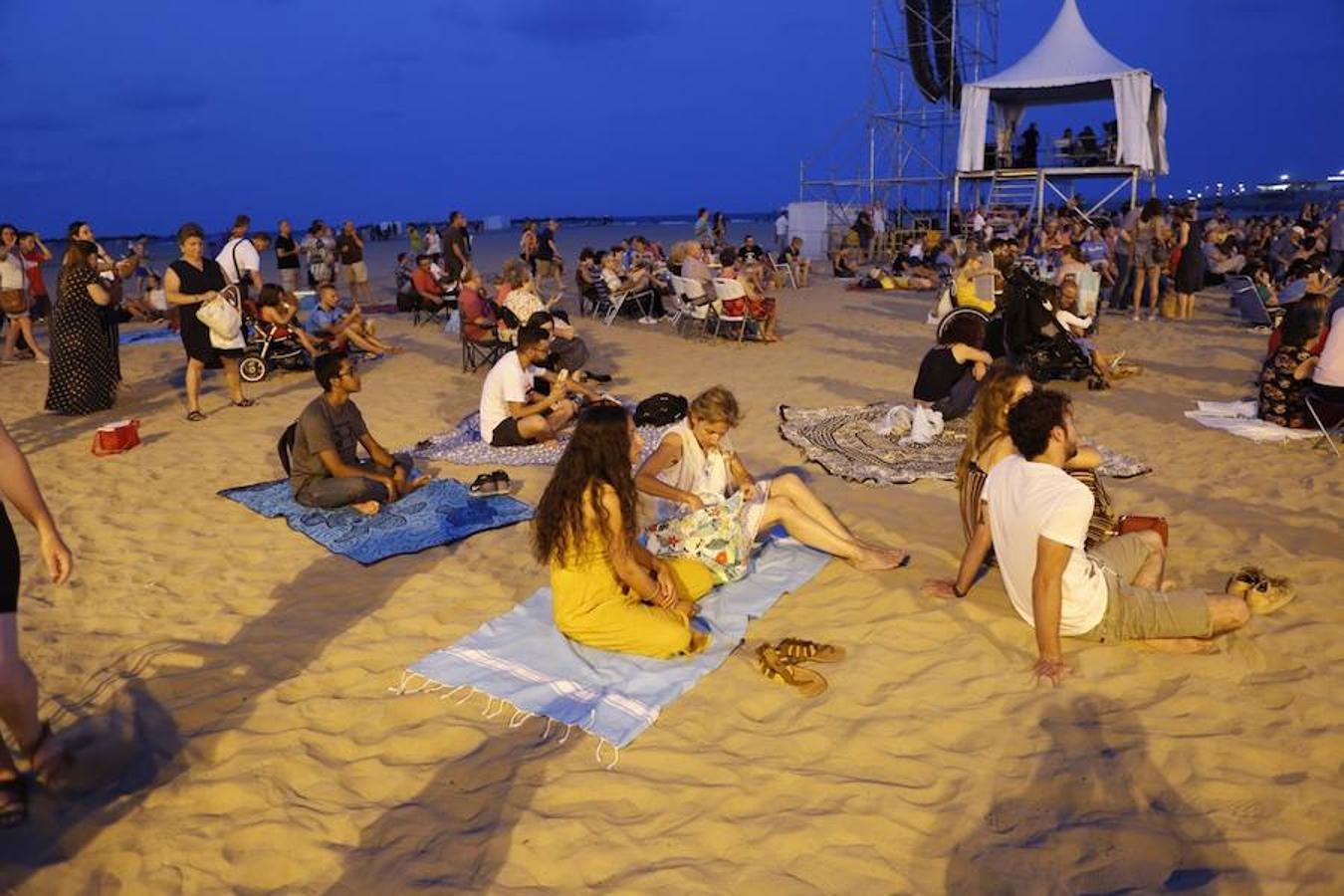 La Orquesta de Valencia hace historia junto al mar. Por primera vez, cierra la temporada en la playa de Las Arenas en un espectáculo para más de 1.000 personas. Un escenario de 300 metros y una cúpula transparente sirve de foco de atracción para el numeroso público congregado en la noche de este viernes en la playa. El concierto se ha bautizado con el nombre de 'Música i Aigua amb l'Orquesta de València'.