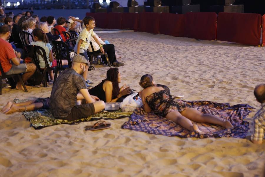 La Orquesta de Valencia hace historia junto al mar. Por primera vez, cierra la temporada en la playa de Las Arenas en un espectáculo para más de 1.000 personas. Un escenario de 300 metros y una cúpula transparente sirve de foco de atracción para el numeroso público congregado en la noche de este viernes en la playa. El concierto se ha bautizado con el nombre de 'Música i Aigua amb l'Orquesta de València'.