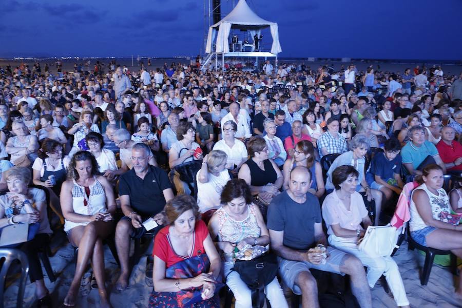 La Orquesta de Valencia hace historia junto al mar. Por primera vez, cierra la temporada en la playa de Las Arenas en un espectáculo para más de 1.000 personas. Un escenario de 300 metros y una cúpula transparente sirve de foco de atracción para el numeroso público congregado en la noche de este viernes en la playa. El concierto se ha bautizado con el nombre de 'Música i Aigua amb l'Orquesta de València'.