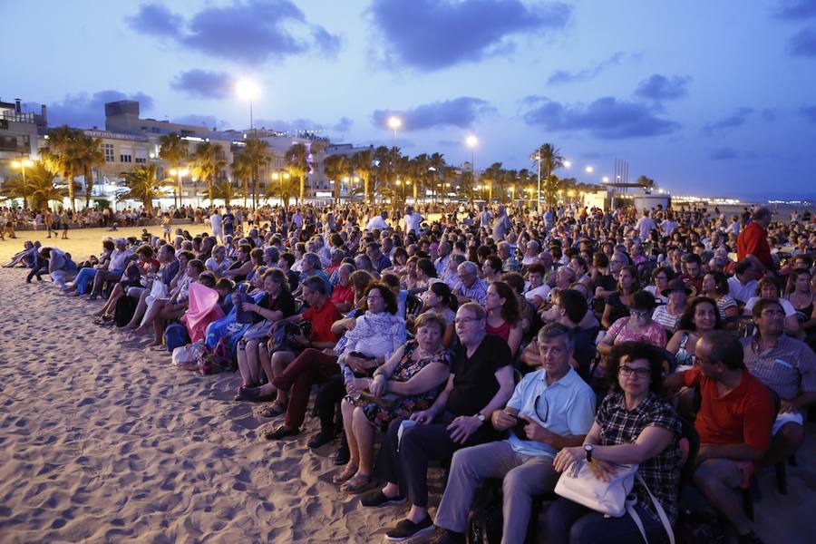 La Orquesta de Valencia hace historia junto al mar. Por primera vez, cierra la temporada en la playa de Las Arenas en un espectáculo para más de 1.000 personas. Un escenario de 300 metros y una cúpula transparente sirve de foco de atracción para el numeroso público congregado en la noche de este viernes en la playa. El concierto se ha bautizado con el nombre de 'Música i Aigua amb l'Orquesta de València'.