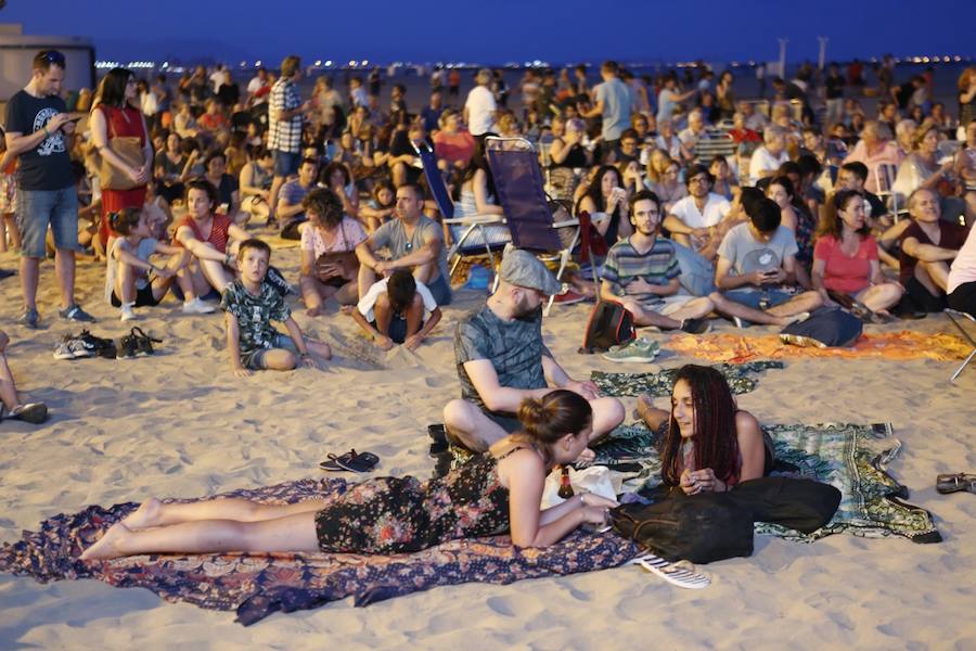 La Orquesta de Valencia hace historia junto al mar. Por primera vez, cierra la temporada en la playa de Las Arenas en un espectáculo para más de 1.000 personas. Un escenario de 300 metros y una cúpula transparente sirve de foco de atracción para el numeroso público congregado en la noche de este viernes en la playa. El concierto se ha bautizado con el nombre de 'Música i Aigua amb l'Orquesta de València'.