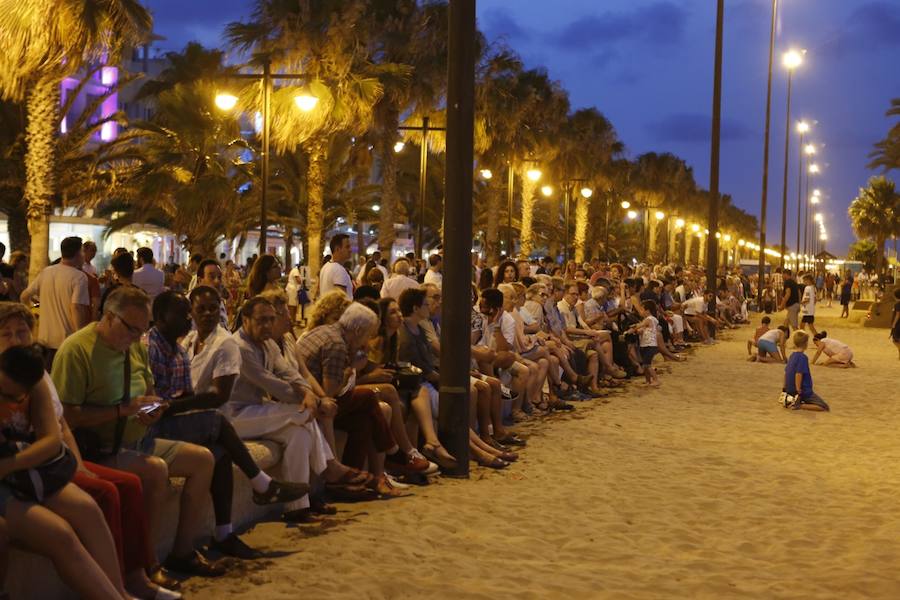 La Orquesta de Valencia hace historia junto al mar. Por primera vez, cierra la temporada en la playa de Las Arenas en un espectáculo para más de 1.000 personas. Un escenario de 300 metros y una cúpula transparente sirve de foco de atracción para el numeroso público congregado en la noche de este viernes en la playa. El concierto se ha bautizado con el nombre de 'Música i Aigua amb l'Orquesta de València'.