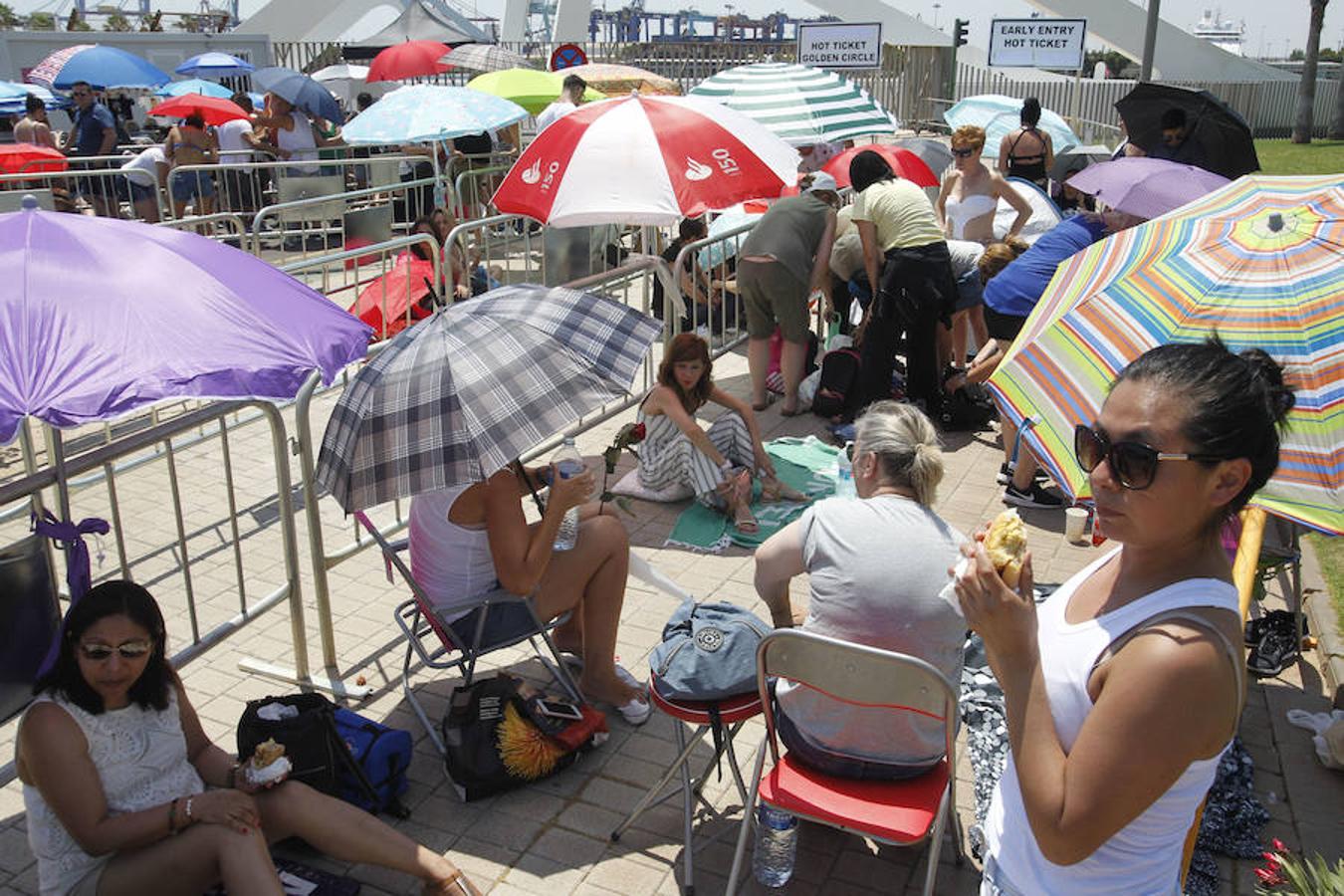 Uno de los cantantes latinos más populares actuó ayer en la Marina Sur. El músico recala en Valencia con la gira 'México por siempre', que toma el nombre de su disco publicado en 2017. El artista se hizo de rogar al dar inicio al bolo con retraso, algo que no sentó demasiado bien al público.