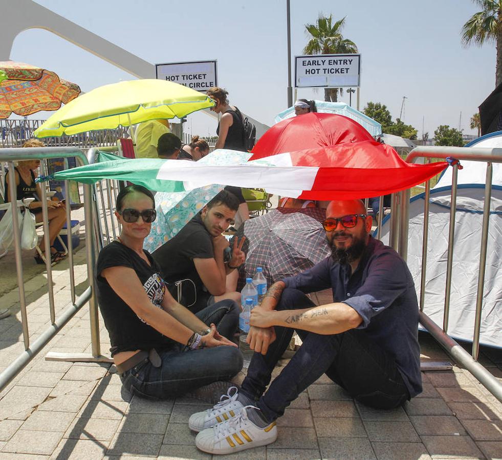 Uno de los cantantes latinos más populares actuó ayer en la Marina Sur. El músico recala en Valencia con la gira 'México por siempre', que toma el nombre de su disco publicado en 2017. El artista se hizo de rogar al dar inicio al bolo con retraso, algo que no sentó demasiado bien al público.