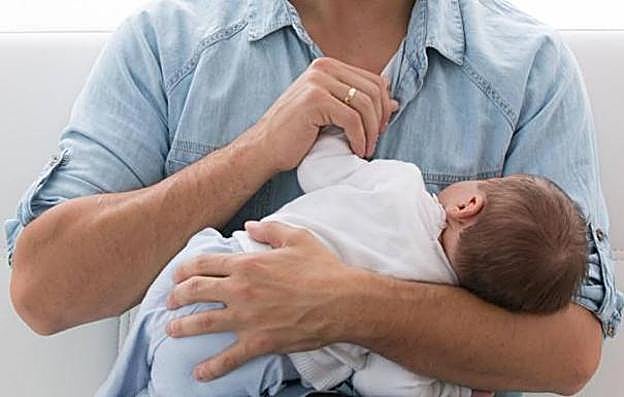 Permiso de paternidad | Los funcionarios andaluces tendrán 10 semanas este año y 20 semanas en 2020