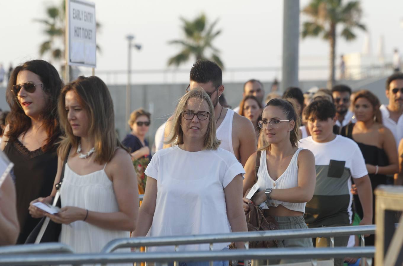 Uno de los cantantes latinos más populares actuó ayer en la Marina Sur. El músico recala en Valencia con la gira 'México por siempre', que toma el nombre de su disco publicado en 2017. El artista se hizo de rogar al dar inicio al bolo con retraso, algo que no sentó demasiado bien al público.