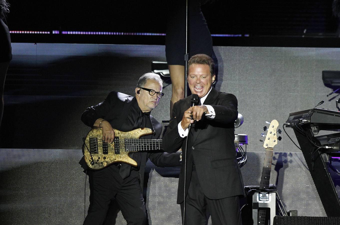 El final del concierto se solapó con el inicio del piromusical en la Marina dejando una imagen cuanto menos curiosa. 