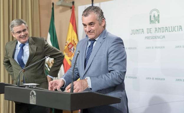 El consejero de Empleo, Javier Carnero (d), y el portavoz del ejecutivo andaluz, Juan Carlos Blanco.