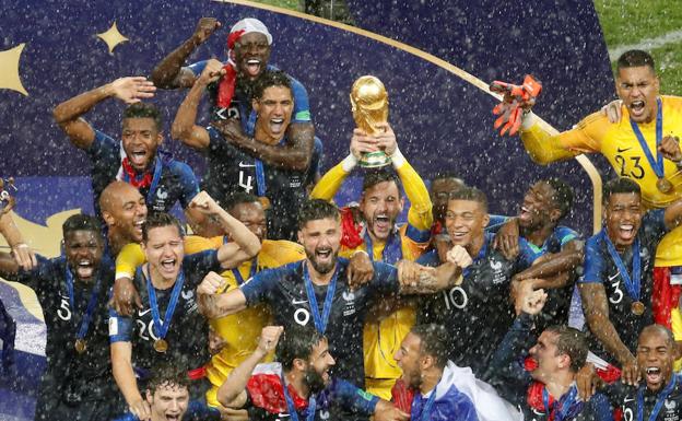 Lloris levanta la Copa del Mundo junto a sus compañeros.