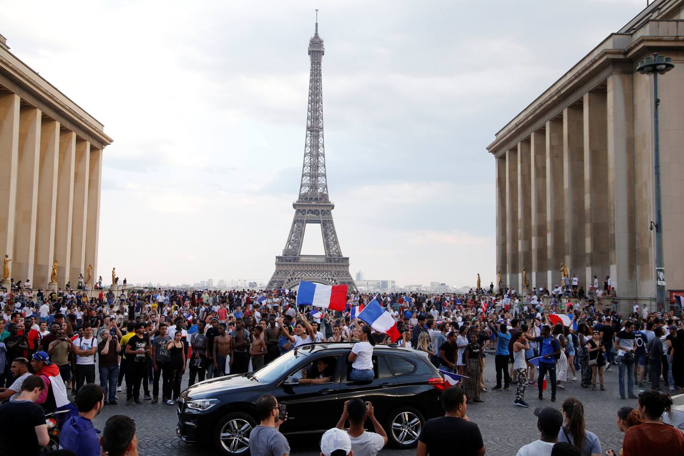 Los franceses se han echado a las calles de París apra celebrar el Mundial que ha ganado su selección en rusia.