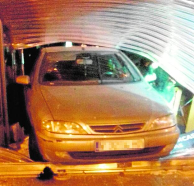 El coche empotrado en la relojería de la avenida del Oeste. 