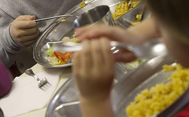 Niños comiendo en un comedor escolar 