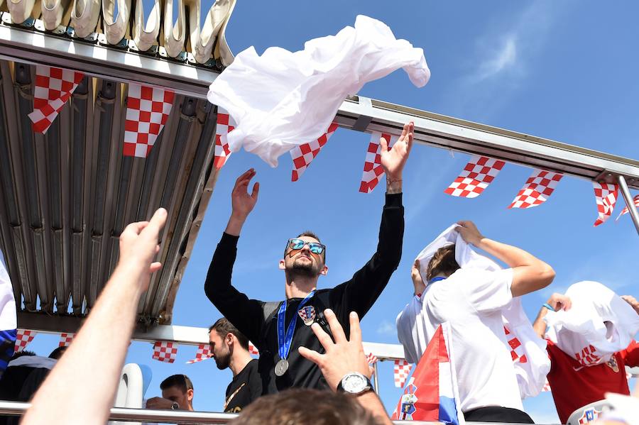 Miles de personas aclaman en Zagreb a los integrantes de la selección croata, subcampeona en el Mundial Rusia. 