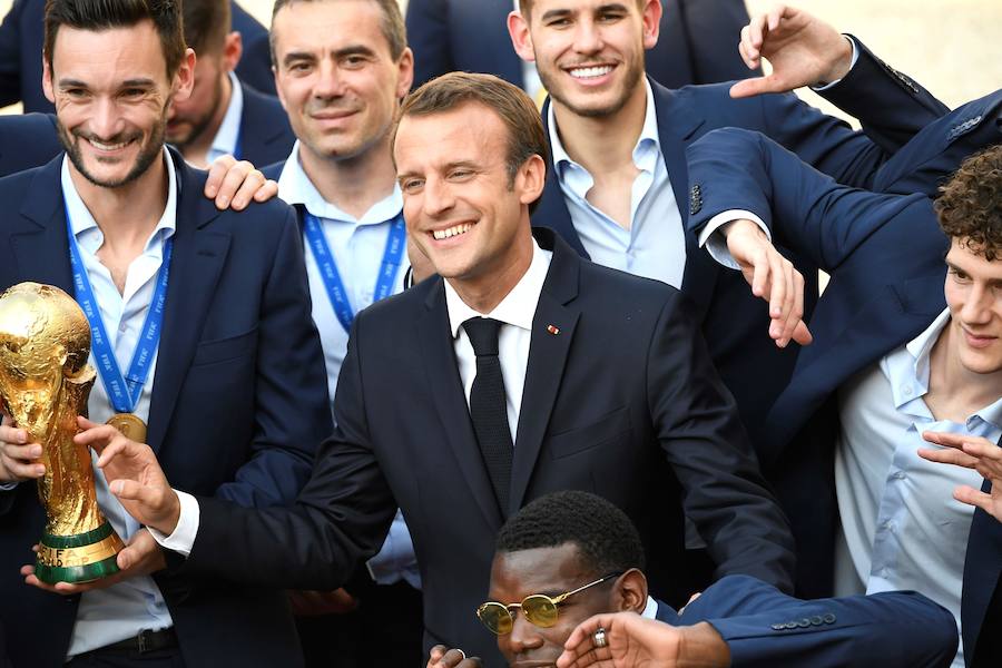 Los 'bleus' entregaron la Copa del Mundo a la afición y celebraron su victoria por las calles de París y en el Palacio del Elíseo con el presidente Emmanuel Macron