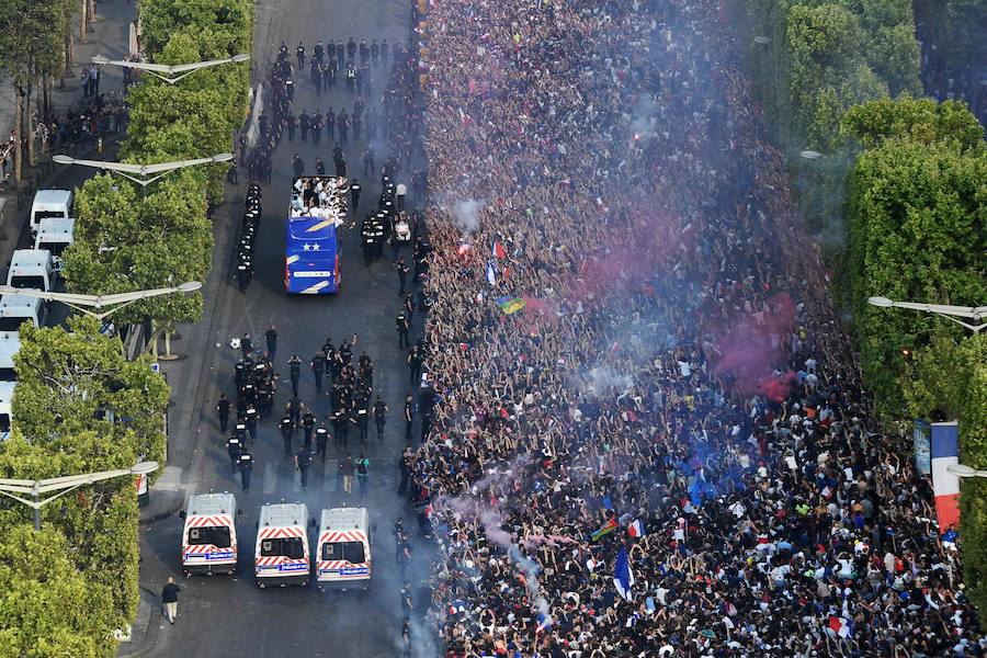 Los 'bleus' entregaron la Copa del Mundo a la afición y celebraron su victoria por las calles de París y en el Palacio del Elíseo con el presidente Emmanuel Macron